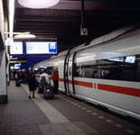 849426 Afbeelding van een I.C.E. langs het perron van het N.S.-station Utrecht C.S. te Utrecht.